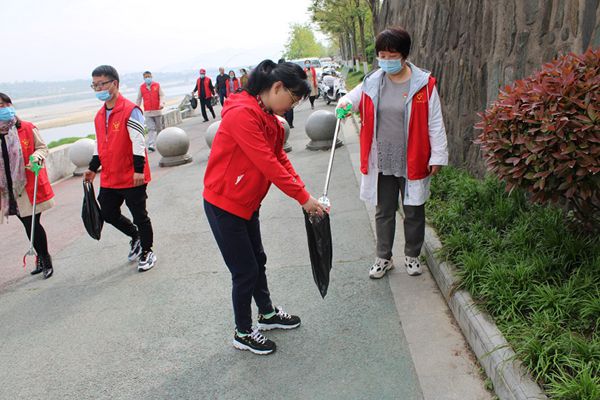 第一地質(zhì)隊機關(guān)黨支部開展“珍惜水資源,愛護(hù)漢江河”.jpg