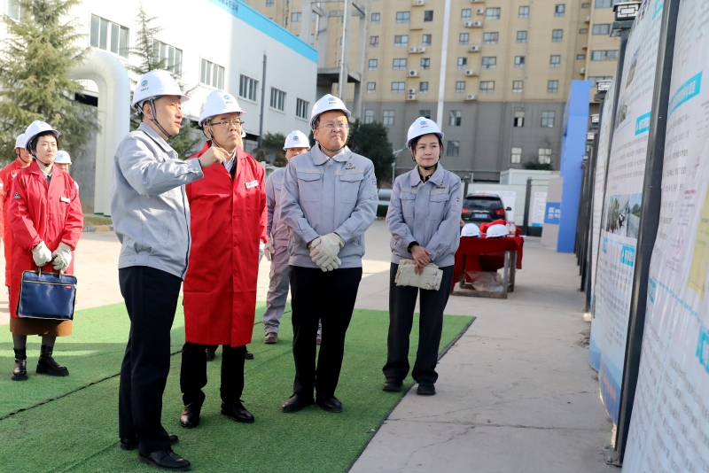 屈永安深入陜西工勘院西安西郊熱電廠(chǎng)地?zé)徙@井施工項(xiàng)目檢查指導(dǎo)工作看望慰問(wèn)一線(xiàn)員工